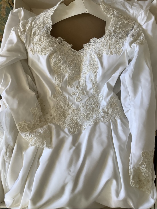 Dresses & Skirts - Vintage Elegant White Lace-Embroidered Wedding Dress.  Taffeta, full train